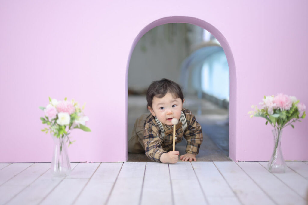 豊橋で1歳のバースデーフォトを撮影する子どもと家族