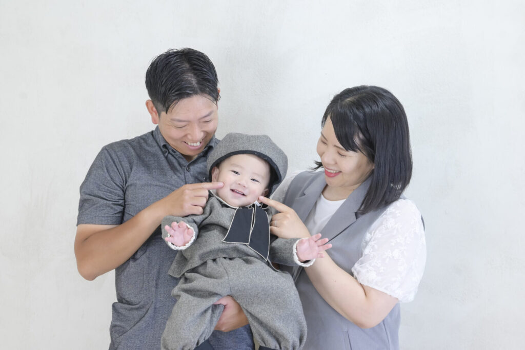 豊川でお宮参りの記念写真を撮影する赤ちゃんと家族