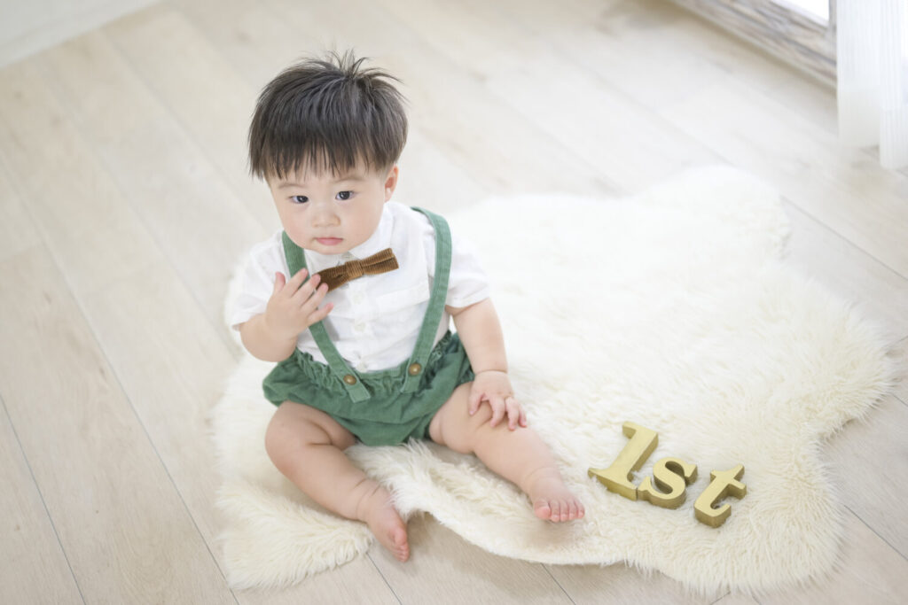 豊橋で1歳のバースデーフォトを撮影する子どもと家族