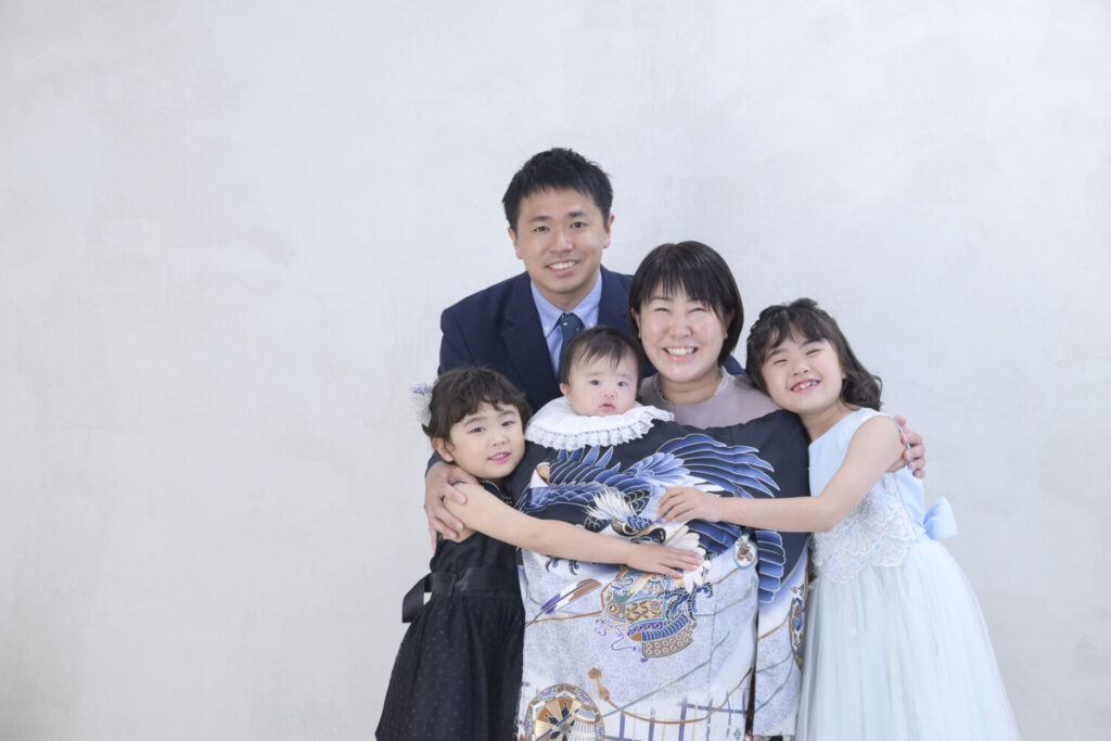 豊橋・豊川でお宮参りの記念写真を撮影する家族