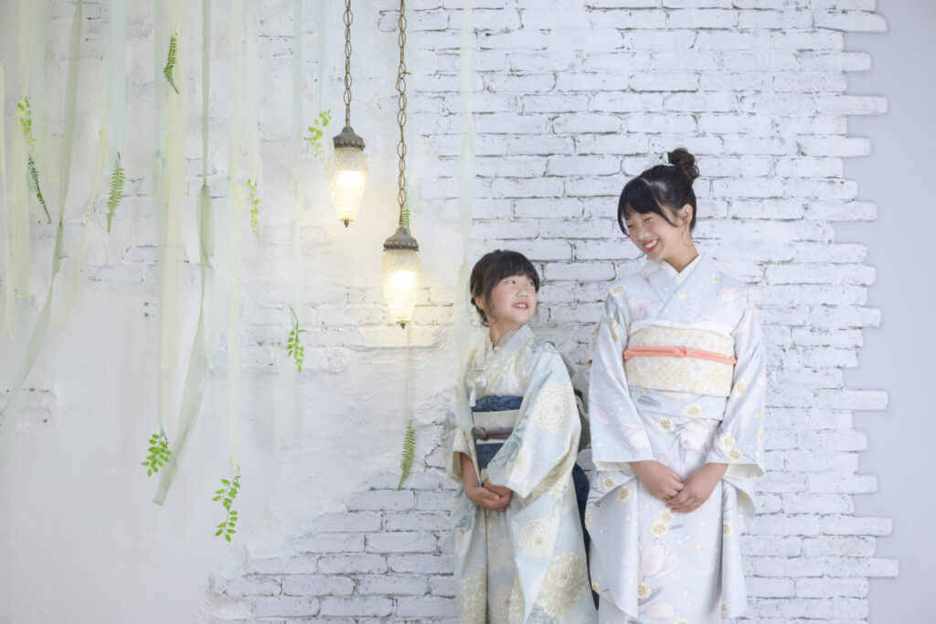 七五三の写真撮影を楽しむ女の子|フォトスタジオミンミ