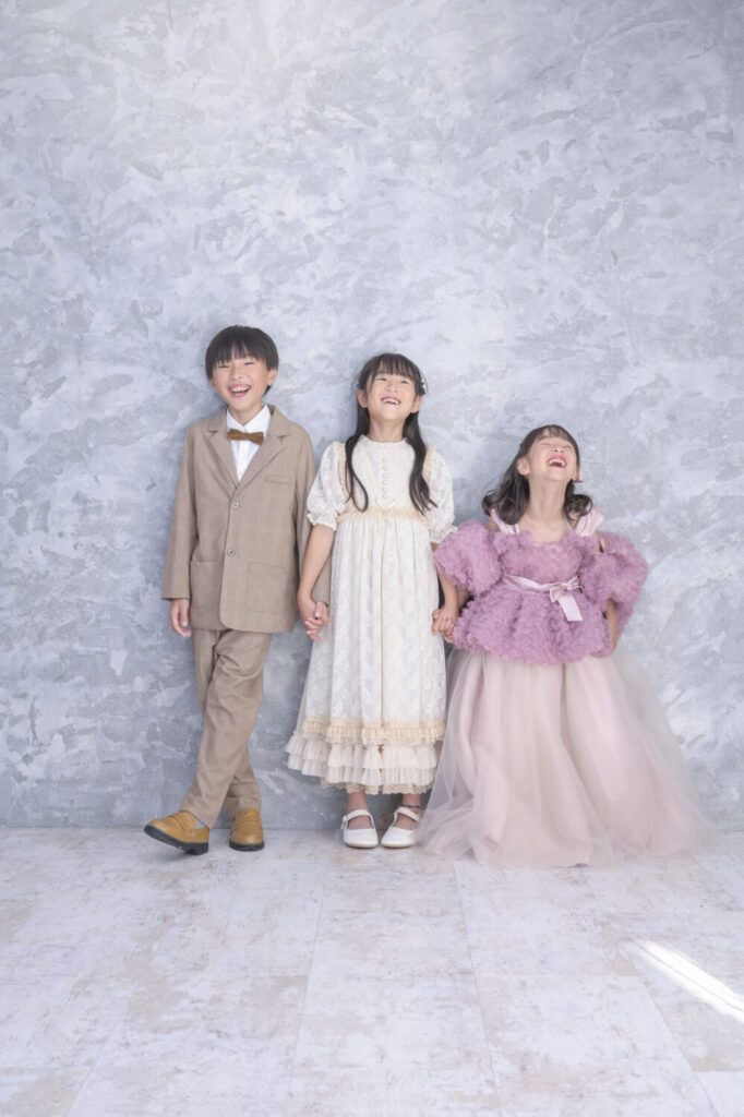 豊橋で1歳のバースデーフォトを撮影する子どもと家族