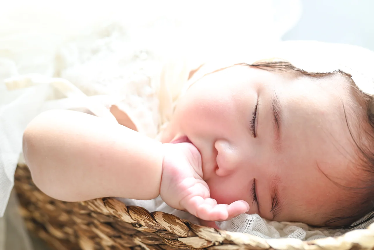 かごの中ですやすや眠る赤ちゃん|豊川店