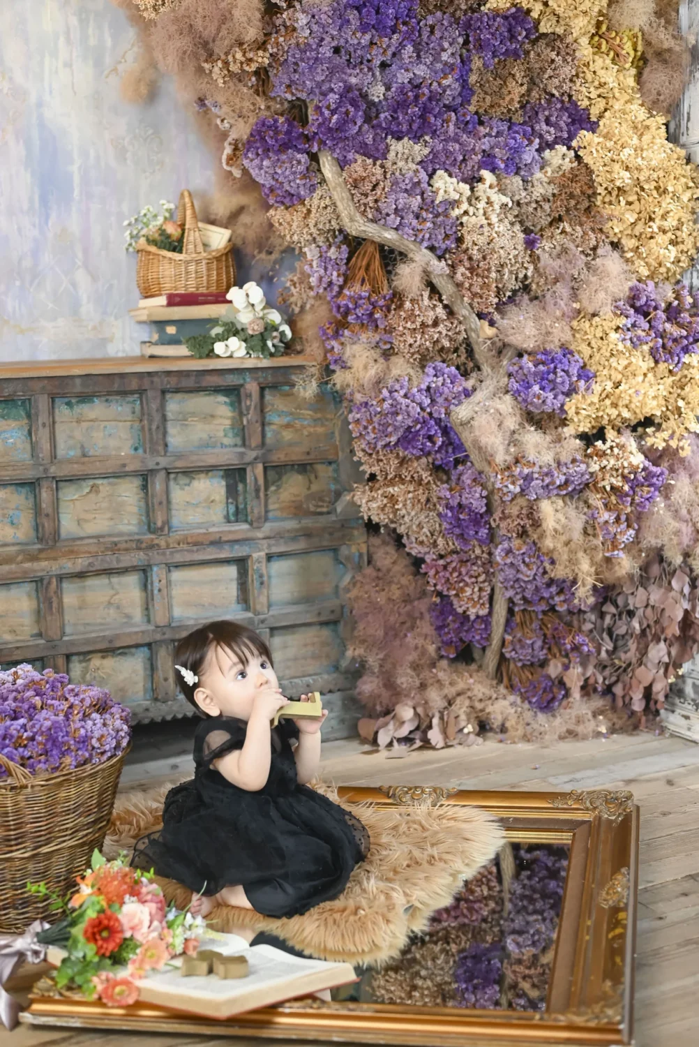 花に囲まれたセットで黒いドレスを着たお子さま|豊川店
