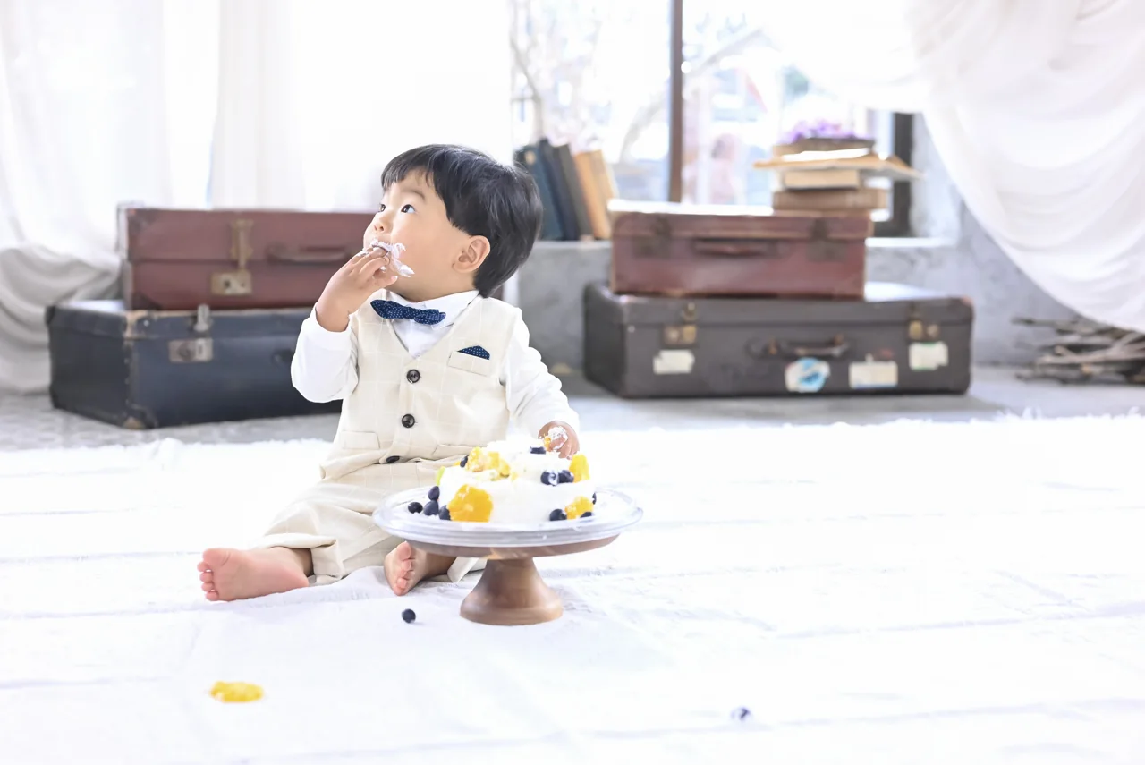 ケーキの前で蝶ネクタイの服を着たお子さま|豊川店