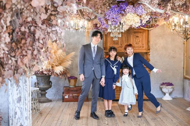 🌸swipe→1〜12🎒# @mocchan_minmi 
⁡
⁡
入学卒業photo𓂃◌
撮影にお越しいただきありがとうございました✨
⁡いつも撮影に来て頂くお客様！すっかり大きくなられた姿にスタッフも感動でした🥺❤️
ご家族撮影もパパママ含め皆様とっても上手でかっちりはもちろんかわいいポーズや楽しげな雰囲気も伝わるお写真もお撮りさせて頂きました🥰

お子様の節目と共に、ご家族様とお会いできこうして一緒に成長を見届けられることが本当に嬉しく思います😌おめでとうございます🌸
⁡
photo studio𓂃 @minmi_toyokawa 
photographer 𓂃 @mocchan_minmi 

studio 𓂃 フェリスstudio
⁡
⁡
⁡
⁡
⁡
—————————————————————
ご予約方法
Web: https://photostudio-minmi.com/
tell:0533-56-2806
⁡
〒442-0033
愛知県豊川市豊川町遠通2番地14
⁡
定休日:水曜日
—————————————————————————
#フォト #フォトスタジオ#写真館 #753#753撮影 #753ヘア #753前撮り #7歳 #５歳 #3歳#photo #フォトウェディング #バースデー #バースデーフォト #バースデー撮影 #ニューボン#お宮参り #ハーフ成人式 #振袖 #振袖レンタル #フォトスタジオ愛知#フォトスタジオ豊川#七五三撮影