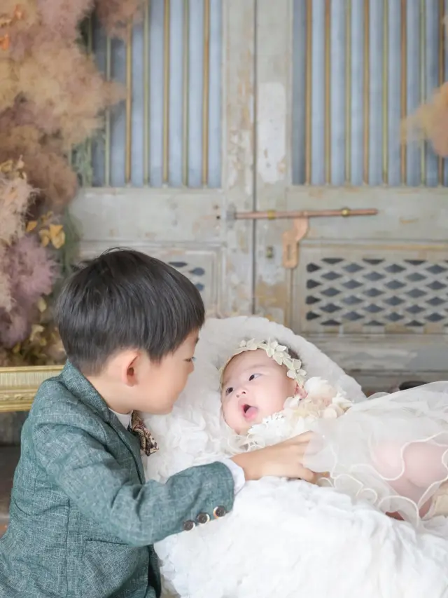 ♡.*･ﾟ┈┈┈┈┈┈┈ﾟ･*.♡

お宮参りphoto✨

兄妹仲良しshot！可愛すぎる‪‪❤︎‬
2人とも最後まで上手に撮影頑張れました！
 
┈┈┈┈┈┈┈┈┈┈┈┈┈┈┈┈┈┈┈┈┈┈┈┈┈┈
 
minmiのお宮参りでは、
産着、洋装1着、裸ん坊のお写真を残せます🎞️💭
※裸ん坊がなくても良い場合は洋装2着となります。
 
お宮参りの撮影をされた方は【産着レンタル無料❗️】
撮影前でも可能ですので、ぜひ一度ご相談ください。

衣装や小物のお持ち込みも大歓迎🐣◎
 
 
studio｜シュシュ
camera｜@taka.studiominmi
 
 
 #お宮参り  #お宮参りフォト  #お宮参り撮影 #産着レンタル #はだかんぼフォト  #フォトスタジオミンミ  #豊橋フォトスタジオ  #豊橋写真館  #愛知フォトスタジオ #兄妹写真