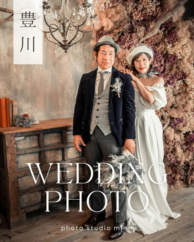 ．⁡
 
お二人のこだわりの詰まったウェディングフォト
⁡ 
映画風のヴィンテージ×ポスターのように
@minmi_toyokawa のスタジオの雰囲気とマッチし、
とても素敵なお写真になりました。
 
┈┈┈┈┈┈┈┈┈┈┈┈┈┈┈┈┈┈┈┈┈┈┈┈┈┈┈
 
【洋装スタジオプラン】
 
洋装スタジオプランは豊川店のみ、貸切空間での撮影となります。
室内での撮影のため、天候や気温を気にすることなく撮影できます✨️
 
天井が高く開放的な空間に、自然光が入るスタジオです。
是非一度、見学にお越しください🌿
 
 
〖ご成約者様特典〗
①家族撮影 無料
②お子様の洋装参加 無料(衣装レンタル含む)
③お子様の撮影無料券プレゼント
※お宮参りorバースデーの土日撮影料(¥5,500)が無料になる券です。
 
 
プラン内容などはHPに記載されております。
 
スタジオ見学も行っておりますので、お気軽にお問い合わせください🤲🏻✨
 

—————————————
 
studio// @photostudio_minmi 
  @minmi_toyokawa 

address// 〒442-0033
愛知県豊川市豊川町遠通2番地14
TEL// 0533-56-2806
Open// 9:30-19:00
close//Wednesday
 
————————————

#ウェディングフォト 
#フォトスタジオミンミ 
#結婚写真 
#ウェディング前撮り 
#豊川フォトスタジオ