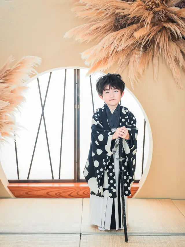 .⁡
【七五三photo】
 
かっこいい表情でパシャリ📸
パンパスがとっても人気です🌼

studio:シュシュ
photographer:@ルーチェ

 minmiで撮影すると❗️
和装・洋装の2着どちらも着ることが出来ます🌼
さらにそのまま神社へご参拝も行けます👀

#フォトスタジオミンミ #七五三  #七五三撮影 #愛知フォトスタジオ #豊橋フォトスタジオ #東三河フォトスタジオ