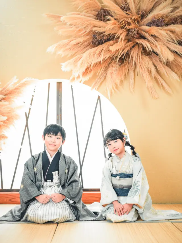 ⁡新年明けましておめでとうございます🎍
2026年もフォトスタジオミンミをよろしくお願いいたします🙇🏻‍♀️
.⁡
【七五三photo】
 
かっこよく決めるお兄ちゃんと可愛い妹ちゃん🌼
とっても仲良し兄弟👀

studio:シュシュ
photographer:@TAKA

 minmiで撮影すると❗️
和装・洋装の2着どちらも着ることが出来ます🌼
さらにそのまま神社へご参拝も行けます👀

#フォトスタジオミンミ #七五三  #七五三撮影 #愛知フォトスタジオ #豊橋フォトスタジオ 東三河フォトスタジオ