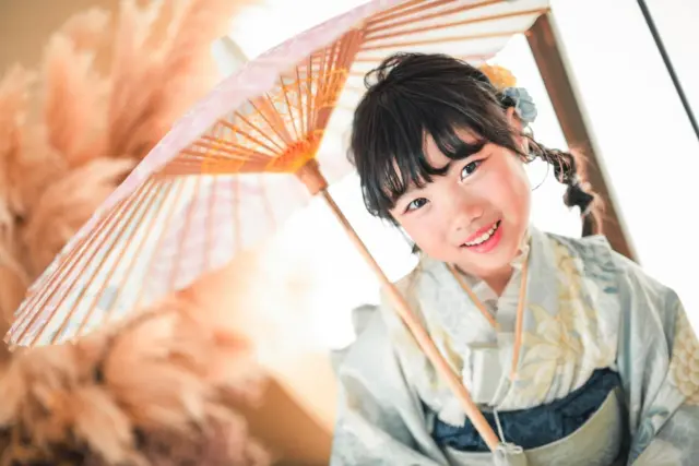 【七五三photo】
⁡
和装もドレスもとっても似合う2人✨
ポージングも完璧です！
⁡
studio:シュシュ
photographer:@taka.studiominmi
⁡
minmiで撮影すると❗️
和装・洋装の2着どちらも着ることが出来ます🌼
さらにそのまま神社へご参拝も行けます👀

🎍✨お年玉企画のお知らせ✨🎍

いつも
フォトスタジオミンミをご利用いただきありがとうございます📸

日頃の感謝の気持ちを込めて今年もお年玉企画を開催します👏🏻✨

対象期間内にご予約いただいた方限定で
撮影当日にくじ引きにチャレンジ🎯
\✨ハズレなし✨/

🎊気になる内容はこちら🎊
3万円以上の撮影プラン限定で...

🟡大吉：5,500円引き（9割🎉）
🟡中吉：オプション品 半額
🟡小吉：2,200円引き

💡参加方法
WEB予約時、備考欄に
👉合言葉「お年玉」とご記入ください

📅対象期間
2025年12月27日～2026年1月9日までに
▶ 2026年2月28日までの撮影予約をされた方

新しい一年のはじまりに✨
お得に、そして楽しく
大切な思い出を残しませんか？☺️

皆さまのご予約を
心よりお待ちしております🌼

 #フォトスタジオ 
 #フォトスタジオミンミ 
 #お年玉企画 
 #撮影イベント