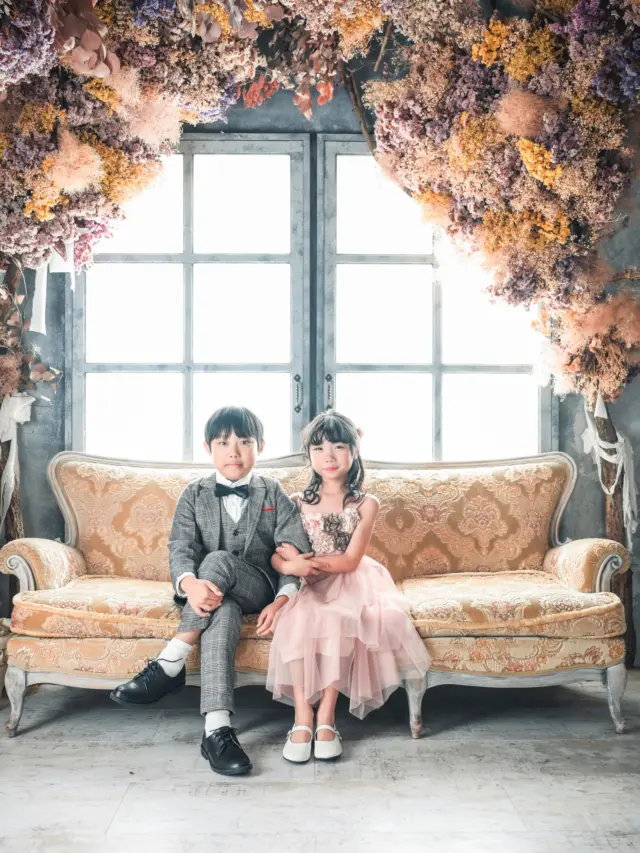 .⁡
【七五三photo】
 
ソファに座って綺麗なお花の下でパシャリ📸
腕を組んでとっても仲良し👦🏻👧🏻‎

studio:シュシュ
photographer:@TAKA

 minmiで撮影すると❗️
和装・洋装の2着どちらも着ることが出来ます🌼
さらにそのまま神社へご参拝も行けます👀

#フォトスタジオミンミ #七五三  #七五三撮影 #愛知フォトスタジオ #豊橋フォトスタジオ 東三河フォトスタジオ