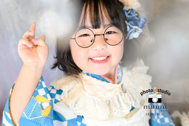 753Photo ‼︎
撮影中ポージングがすごく上手でお気に入りのピース✌️もたくさん
カメラに向かってニッコニコの可愛い笑顔も沢山みせてくれました🥰🌈
⁡姉妹でも仲良しショットたくさん撮れてとっても可愛かったです😍
⁡
撮影にお越しいただきありがとうございました🫶🏽🫧

studio 𓂃 フェリスstudio
⁡
⁡
⁡
┈┈┈┈┈┈┈┈┈┈┈┈┈┈┈┈┈┈┈┈
⁡
ご予約大変埋まりやすくなっております🌼
⁡
七五三撮影では着物を1着、洋装を1着を着て撮影して頂けれます🌷
⁡
↓↓プランの特典↓↓
❶家族撮影無料‼︎
❷再撮影無料‼︎※データお渡し後は対象外
❸和装　洋装1着ずつ
❹新作衣装追加料金なし
❺足袋もレンタル無料‼︎
⁡
ご予約お待ちしております‼︎
⁡
—————————————————————
ご予約方法
Web: https://photostudio-minmi.com/
tell:0533-56-2806
⁡
〒442-0033
愛知県豊川市豊川町遠通2番地14
⁡
定休日:水曜日
————————————————————— 

#フォト #フォトスタジオ#写真館 #753#753撮影 753ヘア 753前撮り 7歳 ５歳 3歳photo フォトウェディング バースデー バースデーフォト バースデー撮影 ニューボンお宮参り ハーフ成人式 振袖 振袖レンタル フォトスタジオ愛知フォトスタジオ豊川七五三撮影
