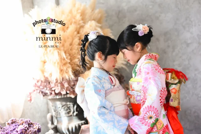 753 photo🎞
とっても仲良しで元気な兄弟さん👬
仲良くニコニコ笑顔で撮影できました🥰

モデルさんみたいな表情やハートマークを作ってくれたりとっても上手に撮影ができました🥳
撮影にお越しいただきありがとうございました🙇‍♀️✨
⁡

今なら２人一緒に七五三撮影をしたい方に向けたプラン兄弟メインシェアコースがお得な価格で撮影できます！😌

お子様のソロの写真はいらないけど、兄弟写真の時だけ一緒に写りたい方は
和装→¥５,５００
洋装→¥１,６５０　　こちらでのご案内が可能となっております📸

photo studio𓂃 @minmi_toyokawa 
studio 𓂃 フェリスstudio
⁡
⁡
⁡
⁡
┈┈┈┈┈┈┈┈┈┈┈┈┈┈┈┈┈┈┈┈

⁡
ご予約大変埋まりやすくなっております😳
⁡
七五三撮影では着物を1着、洋装を1着を着て撮影して頂けれます🌷🌷
⁡
↓↓プランの特典↓↓
❶家族撮影無料‼︎
❷再撮影無料‼︎※データお渡し後は対象外
❸和装　洋装1着ずつ
❹新作衣装追加料金なし
❺足袋もレンタル無料‼︎
⁡
ご予約お待ちしております🫶
⁡
—————————————————————
ご予約方法
Web: https://photostudio-minmi.com/
tell:0533-56-2806
⁡
〒442-0033
愛知県豊川市豊川町遠通2番地14
⁡
定休日:水曜日
—————————————————————————
#フォト #フォトスタジオ#写真館 #753#753撮影 753ヘア 753前撮り 7歳 ５歳 3歳photo フォトウェディング バースデー バースデーフォト バースデー撮影 ニューボンお宮参り ハーフ成人式 振袖 振袖レンタル フォトスタジオ愛知フォトスタジオ豊川七五三撮影