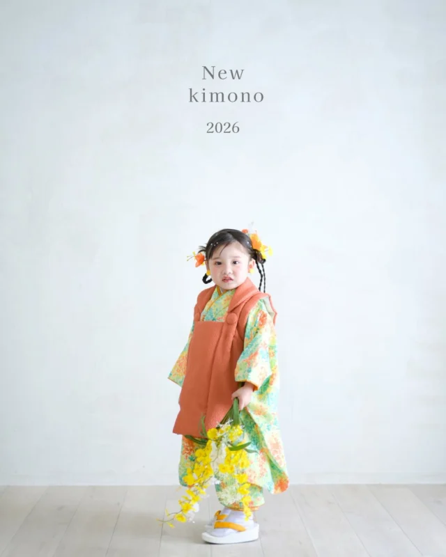 ．⁡
﹏﹏﹏﹏﹏﹏﹏﹏﹏
New kimono 2026
 
3year Girl
﹏﹏﹏﹏﹏﹏﹏﹏﹏
 
ついに新作着物 公開しました！
 
 
今年も着物はスタッフが生地から選んで、
ゼロから作り上げたminmiオリジナル衣装です。
今までになかった優しいオレンジ系のお着物で、
可愛さとおしゃれさをギュッと詰め込みました🌼🧡
 
さらに今回、オーダーメイドのチュール被布も入荷✨ 
ふわっとしたシルエットがたまらない可愛さです。
 
 
撮影はリニューアルした新スタジオで🌟
スタジオも新しくなって、さらに魅力アップ🆙
 
 
新作のお着物は4月から着用していただけます。
お気軽にお問い合わせください。
内覧会、ご予約もお待ちしております🌿
 
 #七五三撮影  #フォトスタジオミンミ  #豊橋フォトスタジオ  #愛知フォトスタジオ  #3歳七五三