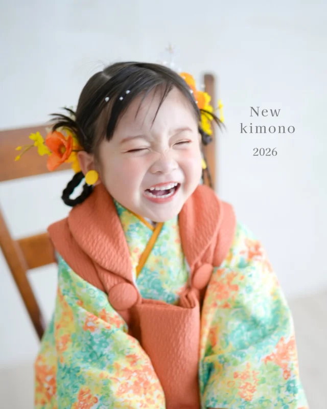 ．⁡
﹏﹏﹏﹏﹏﹏﹏﹏﹏
New kimono 2026
 
3year Girl
﹏﹏﹏﹏﹏﹏﹏﹏﹏
 
ついに新作着物 公開しました！
 
 
今年も着物はスタッフが生地から選んで、
ゼロから作り上げたminmiオリジナル衣装です。
今までになかった優しいオレンジ系のお着物で、
可愛さとおしゃれさをギュッと詰め込みました🌼🧡
 
さらに今回、オーダーメイドのチュール被布も入荷✨ 
ふわっとしたシルエットがたまらない可愛さです。
 
 
撮影はリニューアルした新スタジオで🌟
スタジオも新しくなって、さらに魅力アップ🆙
 
 
新作のお着物は4月から着用していただけます。
お気軽にお問い合わせください。
内覧会、ご予約もお待ちしております🌿
 
 #七五三撮影  #フォトスタジオミンミ  #豊橋フォトスタジオ  #愛知フォトスタジオ  #3歳七五三
