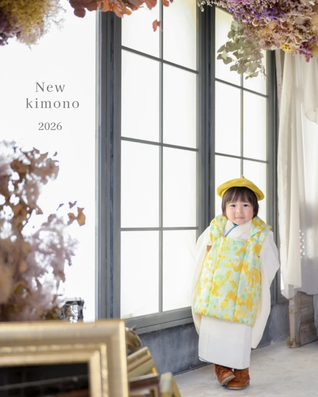 ．⁡
﹏﹏﹏﹏﹏﹏﹏﹏﹏
New kimono 2026
 
3year boy
﹏﹏﹏﹏﹏﹏﹏﹏﹏
 
ついに新作着物 公開しました！
 
 
今年も着物はスタッフが生地から選んで、
ゼロから作り上げたminmiオリジナル衣装です。
⁡ 
やわらかなグリーンとイエロー
ナチュラルで上品に仕上げた一着。
3歳男の子は袴でかっこよくもいいですが、
今しか見られない被布を着るのもオススメです✨

 
 
撮影はリニューアルした新スタジオで🌟
スタジオも新しくなって、さらに魅力アップ🆙
 
 
新作のお着物は4月から着用していただけます。
お気軽にお問い合わせください。
内覧会、ご予約もお待ちしております🌿
 
 #七五三撮影  #フォトスタジオミンミ  #豊橋フォトスタジオ  #愛知フォトスタジオ  #3歳七五三
