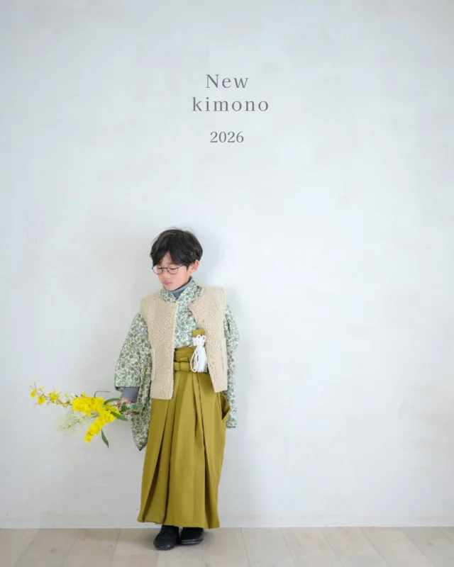 ．⁡
﹏﹏﹏﹏﹏﹏﹏﹏﹏
New kimono 2026
 
5year boy
﹏﹏﹏﹏﹏﹏﹏﹏﹏
 
ついに新作着物 公開しました！
 
 
今年も着物はスタッフが生地から選んで、
ゼロから作り上げたminmiオリジナル衣装です。
⁡ 
羽織を着たときはさわやかな雰囲気に
脱いでアレンジをすると、花柄が特徴の華やかになり
１着でも少し違った雰囲気を味わえます🍃✨️

 
撮影はリニューアルした新スタジオで🌟
スタジオも新しくなって、さらに魅力アップ🆙
 
 
新作のお着物は4月から着用していただけます。
お気軽にお問い合わせください。
内覧会、ご予約もお待ちしております🌿
 
 #七五三撮影  #フォトスタジオミンミ  #豊橋フォトスタジオ  #愛知フォトスタジオ  #5歳七五三