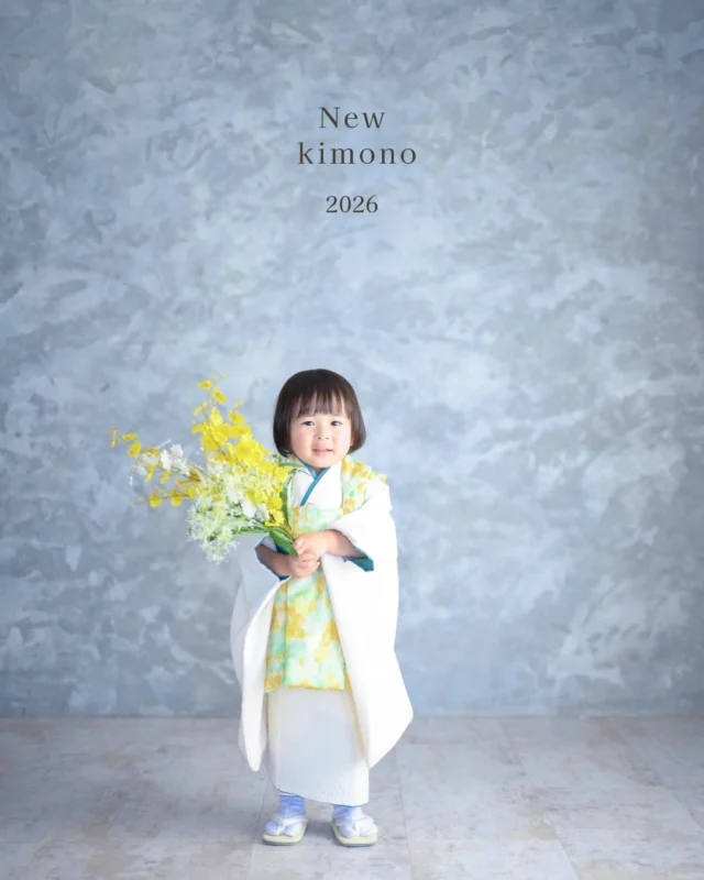 ．⁡
﹏﹏﹏﹏﹏﹏﹏﹏﹏
New kimono 2026
 
3year boy
﹏﹏﹏﹏﹏﹏﹏﹏﹏
 
ついに新作着物 公開しました！
 
 
今年も着物はスタッフが生地から選んで、
ゼロから作り上げたminmiオリジナル衣装です。
⁡ 
やわらかなグリーンとイエロー
ナチュラルで上品に仕上げた一着。
3歳男の子は袴でかっこよくもいいですが、
今しか見られない被布を着るのもオススメです✨

 
 
撮影はリニューアルした新スタジオで🌟
スタジオも新しくなって、さらに魅力アップ🆙
 
 
新作のお着物は4月から着用していただけます。
お気軽にお問い合わせください。
内覧会、ご予約もお待ちしております🌿
 
 #七五三撮影  #フォトスタジオミンミ  #豊橋フォトスタジオ  #愛知フォトスタジオ  #3歳七五三