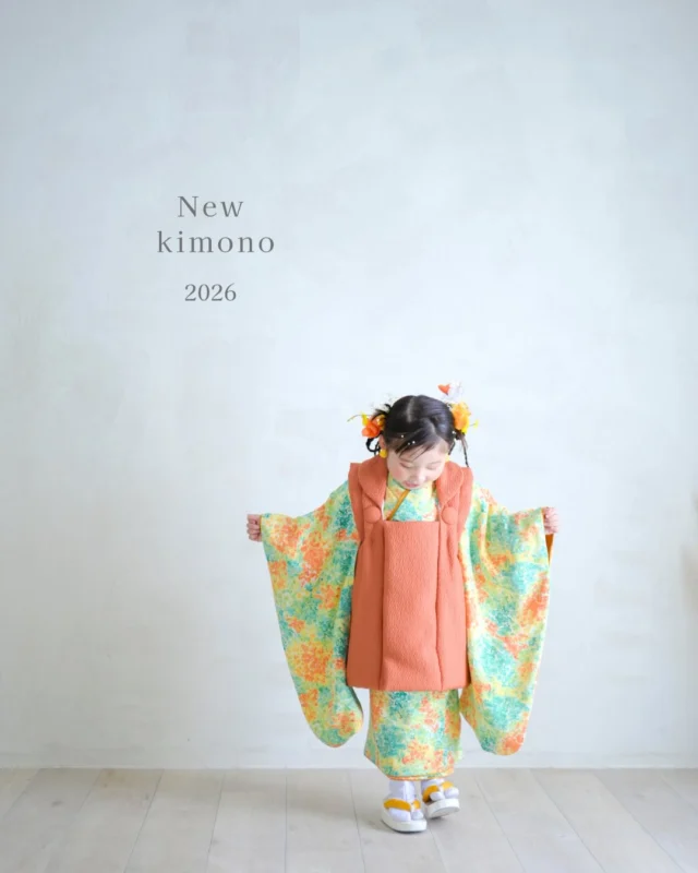 ．⁡
﹏﹏﹏﹏﹏﹏﹏﹏﹏
New kimono 2026
 
3year Girl
﹏﹏﹏﹏﹏﹏﹏﹏﹏
 
ついに新作着物 公開しました！
 
 
今年も着物はスタッフが生地から選んで、
ゼロから作り上げたminmiオリジナル衣装です。
今までになかった優しいオレンジ系のお着物で、
可愛さとおしゃれさをギュッと詰め込みました🌼🧡
 
さらに今回、オーダーメイドのチュール被布も入荷✨ 
ふわっとしたシルエットがたまらない可愛さです。
 
 
撮影はリニューアルした新スタジオで🌟
スタジオも新しくなって、さらに魅力アップ🆙
 
 
新作のお着物は4月から着用していただけます。
お気軽にお問い合わせください。
内覧会、ご予約もお待ちしております🌿
 
 #七五三撮影  #フォトスタジオミンミ  #豊橋フォトスタジオ  #愛知フォトスタジオ  #3歳七五三