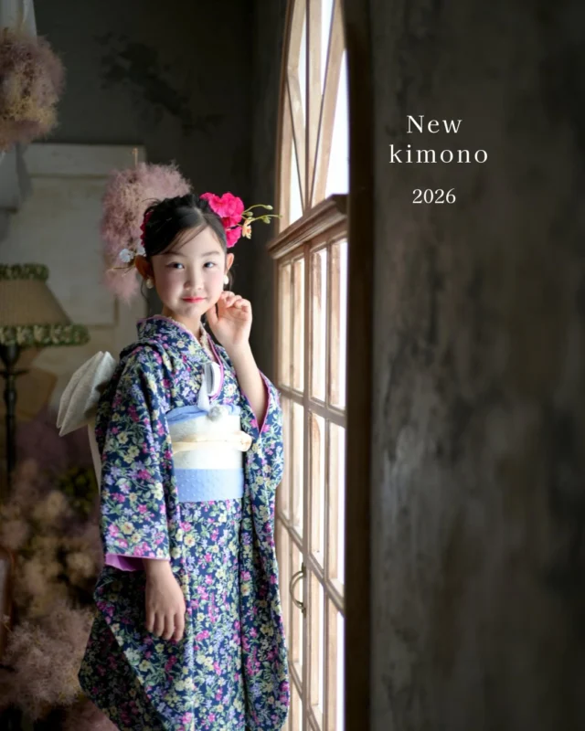 ．⁡
﹏﹏﹏﹏﹏﹏﹏﹏﹏
New kimono 2026
 
7year girl
﹏﹏﹏﹏﹏﹏﹏﹏﹏
 
2026 新作着物 公開しました！
 
 
今年も着物はスタッフが生地から選んで、
ゼロから作り上げたminmiオリジナル衣装です。
 
⁡ 
華やかな花柄に、落ち着いた色合い
可愛さの中に、お姉さんな雰囲気を感じる一着です。

 
撮影はリニューアルした新スタジオで🌟
スタジオも新しくなって、さらに魅力アップ🆙
 
 
新作のお着物は4月から着用していただけます。
お気軽にお問い合わせください。
内覧会、ご予約もお待ちしております🌿
 
 #七五三撮影  #フォトスタジオミンミ  #豊橋フォトスタジオ  #愛知フォトスタジオ  #7歳七五三