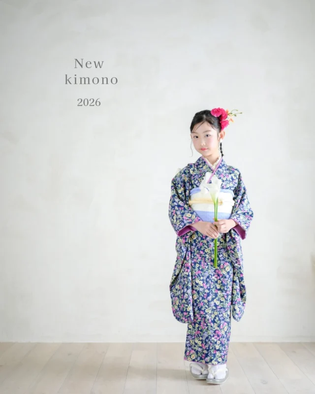 ．⁡
﹏﹏﹏﹏﹏﹏﹏﹏﹏
New kimono 2026
 
7year girl
﹏﹏﹏﹏﹏﹏﹏﹏﹏
 
2026 新作着物 公開しました！
 
 
今年も着物はスタッフが生地から選んで、
ゼロから作り上げたminmiオリジナル衣装です。
 
⁡ 
華やかな花柄に、落ち着いた色合い
可愛さの中に、お姉さんな雰囲気を感じる一着です。

 
撮影はリニューアルした新スタジオで🌟
スタジオも新しくなって、さらに魅力アップ🆙
 
 
新作のお着物は4月から着用していただけます。
お気軽にお問い合わせください。
内覧会、ご予約もお待ちしております🌿
 
 #七五三撮影  #フォトスタジオミンミ  #豊橋フォトスタジオ  #愛知フォトスタジオ  #7歳七五三