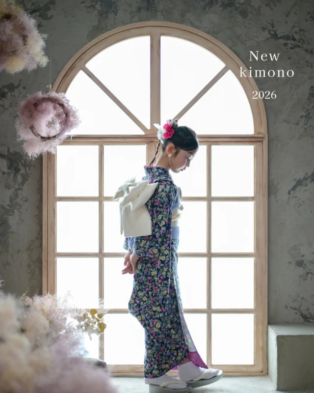 ．⁡
﹏﹏﹏﹏﹏﹏﹏﹏﹏
New kimono 2026
 
7year girl
﹏﹏﹏﹏﹏﹏﹏﹏﹏
 
2026 新作着物 公開しました！
 
 
今年も着物はスタッフが生地から選んで、
ゼロから作り上げたminmiオリジナル衣装です。
 
⁡ 
華やかな花柄に、落ち着いた色合い
可愛さの中に、お姉さんな雰囲気を感じる一着です。

 
撮影はリニューアルした新スタジオで🌟
スタジオも新しくなって、さらに魅力アップ🆙
 
 
新作のお着物は4月から着用していただけます。
お気軽にお問い合わせください。
内覧会、ご予約もお待ちしております🌿
 
 #七五三撮影  #フォトスタジオミンミ  #豊橋フォトスタジオ  #愛知フォトスタジオ  #7歳七五三