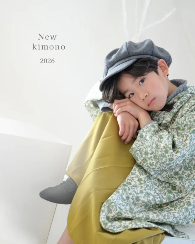 ．⁡
﹏﹏﹏﹏﹏﹏﹏﹏﹏
New kimono 2026
 
5year boy
﹏﹏﹏﹏﹏﹏﹏﹏﹏
 
ついに新作着物 公開しました！
 
 
今年も着物はスタッフが生地から選んで、
ゼロから作り上げたminmiオリジナル衣装です。
⁡ 
羽織を着たときはさわやかな雰囲気に
脱いでアレンジをすると、花柄が特徴の華やかになり
１着でも少し違った雰囲気を味わえます🍃✨️

 
撮影はリニューアルした新スタジオで🌟
スタジオも新しくなって、さらに魅力アップ🆙
 
 
新作のお着物は4月から着用していただけます。
お気軽にお問い合わせください。
内覧会、ご予約もお待ちしております🌿
 
 #七五三撮影  #フォトスタジオミンミ  #豊橋フォトスタジオ  #愛知フォトスタジオ  #5歳七五三