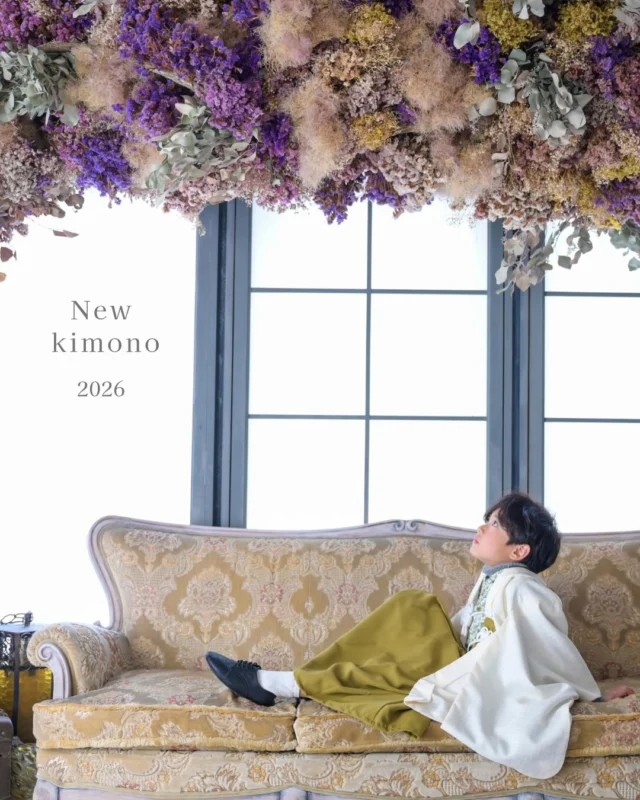 ．⁡
﹏﹏﹏﹏﹏﹏﹏﹏﹏
New kimono 2026
 
5year old boy
﹏﹏﹏﹏﹏﹏﹏﹏﹏
 
ついに新作着物 公開しました！
 
 
今年も着物はスタッフが生地から選んで、
ゼロから作り上げたminmiオリジナル衣装です。
⁡ 
羽織を着たときはさわやかな雰囲気に
脱いでアレンジをすると、花柄が特徴の華やかになり
１着でも少し違った雰囲気を味わえます🍃✨️

 
撮影はリニューアルした新スタジオで🌟
スタジオも新しくなって、さらに魅力アップ🆙
 
 
新作のお着物は4月から着用していただけます。
お気軽にお問い合わせください。
内覧会、ご予約もお待ちしております🌿
 
 #七五三撮影  #フォトスタジオミンミ  #豊橋フォトスタジオ  #愛知フォトスタジオ  #5歳七五三