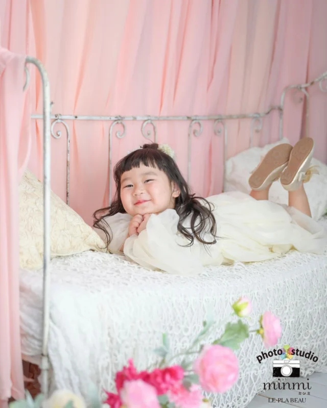 ．⁡
🫧⑦⑤③フォト🫧
 
 
ニコニコ笑顔が素敵な女の子
淡い色のお着物がとってもお似合いでした🌷🫧
 
studio｜ボーテ
photographer｜ @taka.studiominmi 
﹏﹏﹏﹏﹏﹏﹏﹏﹏﹏﹏﹏﹏﹏﹏﹏﹏﹏﹏﹏﹏﹏﹏﹏﹏﹏
 
今なら2人一緒に七五三撮影をしたい方に向けた、
プラン兄弟メインシェアコースがお得な価格で撮影できます✨️
 
〖プランの特典〗
①家族撮影が無料！
②再撮影が無料！！※データお渡し後は対象外
③和装、洋装1着ずつレンタル
④新作衣装追加料金なし
⑤足袋もレンタル無料！！
 
ご予約お待ちしてます🌿‎𓂃 𓈒𓏸
 
 
 #フォトスタジオミンミ  #愛知フォトスタジオ  #豊橋フォトスタジオ  #七五三フォト  #七五三撮影