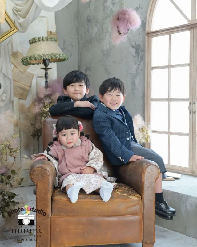 ．⁡
🫧⑦⑤③フォト🫧
 
 
ニコニコ笑顔が素敵な女の子
淡い色のお着物がとってもお似合いでした🌷🫧
 
studio｜ボーテ
photographer｜ @taka.studiominmi 
﹏﹏﹏﹏﹏﹏﹏﹏﹏﹏﹏﹏﹏﹏﹏﹏﹏﹏﹏﹏﹏﹏﹏﹏﹏﹏
 
今なら2人一緒に七五三撮影をしたい方に向けた、
プラン兄弟メインシェアコースがお得な価格で撮影できます✨️
 
〖プランの特典〗
①家族撮影が無料！
②再撮影が無料！！※データお渡し後は対象外
③和装、洋装1着ずつレンタル
④新作衣装追加料金なし
⑤足袋もレンタル無料！！
 
ご予約お待ちしてます🌿‎𓂃 𓈒𓏸
 
 
 #フォトスタジオミンミ  #愛知フォトスタジオ  #豊橋フォトスタジオ  #七五三フォト  #七五三撮影