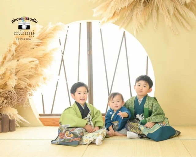 ．
 
🫧⑦⑤③フォト🫧
 
とっても元気な三兄弟🌟
たまにでる変顔やピースもしっかり写真に収めました🤭
 
studio｜シュシュ
photographer｜ @mi_minmi125 
﹏﹏﹏﹏﹏﹏﹏﹏﹏﹏﹏﹏﹏﹏﹏﹏﹏﹏﹏﹏﹏﹏﹏﹏﹏﹏
 
今なら2人一緒に七五三撮影をしたい方に向けた、
プラン兄弟メインシェアコースがお得な価格で撮影できます✨️
 
〖プランの特典〗
①家族撮影が無料！
②再撮影が無料！！※データお渡し後は対象外
③和装、洋装1着ずつレンタル
④新作衣装追加料金なし
⑤足袋もレンタル無料！！
 
ご予約お待ちしてます🌿‎𓂃 𓈒𓏸
 
 
 #フォトスタジオミンミ  #愛知フォトスタジオ  #豊橋フォトスタジオ  #七五三フォト  #七五三撮影