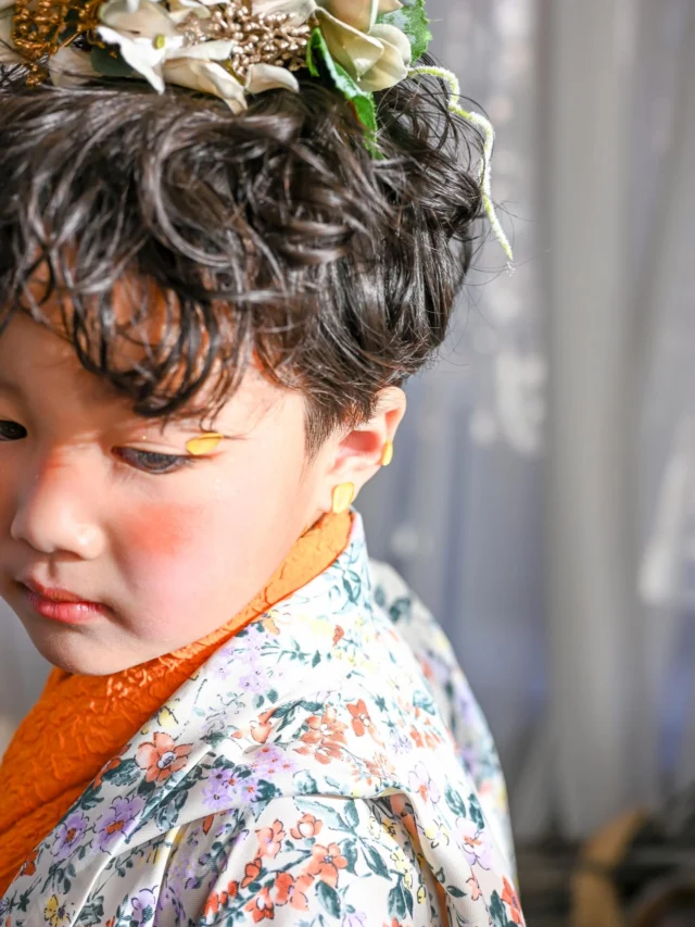 ✨ 𝓝𝓔𝓦 𝓐𝓡𝓡𝓘𝓥𝓐𝓛 - 5歳 七五三 - ✨

男の子の七五三を、もっと自由におしゃれに。
新作衣装が仲間入りしました📸

凛とした雰囲気の中に遊び心を感じる
ボタニカル柄の羽織🌿がポイント。

「かっこいい！」に敏感になってきた
お兄ちゃんたちにもぴったりの
ブルーグリーンコーディネート💎

小麦色のお肌にもよく映えるカラーなので、
夏の撮影にもぴったりの一着です🌞

深みのある袴で力強さを、
繊細な草花の羽織で優しく知的な印象に。

伝統×今っぽさを楽しめる
スタジオのアンティークな雰囲気にもぴったりです🕰️✨

──────────────
📍フォトスタジオミンミ豊川店

ご予約方法
🌐Web
https://photostudio-minmi.com/

📞TEL
0533-56-2806

愛知県豊川市豊川町遠通2番地14
定休日：水曜日
──────────────

#フォトスタジオ #七五三 #753撮影 #七五三前撮り #七五三衣装 フォトスタジオ愛知 フォトスタジオ豊川