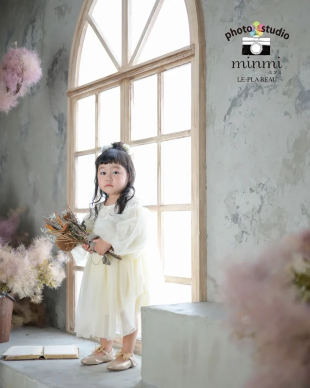 ．⁡
🫧⑦⑤③フォト🫧
 
 
ニコニコ笑顔が素敵な女の子
淡い色のお着物がとってもお似合いでした🌷🫧
 
studio｜ボーテ
photographer｜ @taka.studiominmi 
﹏﹏﹏﹏﹏﹏﹏﹏﹏﹏﹏﹏﹏﹏﹏﹏﹏﹏﹏﹏﹏﹏﹏﹏﹏﹏
 
今なら2人一緒に七五三撮影をしたい方に向けた、
プラン兄弟メインシェアコースがお得な価格で撮影できます✨️
 
〖プランの特典〗
①家族撮影が無料！
②再撮影が無料！！※データお渡し後は対象外
③和装、洋装1着ずつレンタル
④新作衣装追加料金なし
⑤足袋もレンタル無料！！
 
ご予約お待ちしてます🌿‎𓂃 𓈒𓏸
 
 
 #フォトスタジオミンミ  #愛知フォトスタジオ  #豊橋フォトスタジオ  #七五三フォト  #七五三撮影