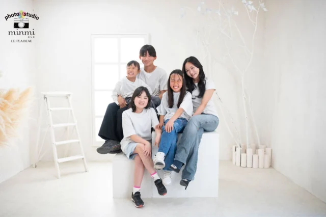 *⋆⸜ Family photo ⸝⋆*‬
 
仲良しなみんなでお写真をパシャリ📷✨️
わんちゃん達もカメラ目線バッチリ🐶♡
 
Photographer｜ @taka.studiominmi 
Studio｜シュシュ
﹏﹏﹏﹏﹏﹏﹏﹏﹏﹏﹏﹏﹏﹏﹏﹏﹏﹏﹏﹏﹏﹏﹏﹏﹏﹏
大切な家族の一員のわんちゃん、ねこちゃんとも
外でなら一緒にお写真撮れます🍀*゜
ご希望の方は、一度ご相談ください。
 
住所｜愛知県豊橋市柱三番町120番地2
TEL ｜0532-28-5588
定休日｜水曜日
 
 #フォトスタジオミンミ  #愛知フォトスタジオ  #豊橋フォトスタジオ  #家族写真  #ファミリーフォト