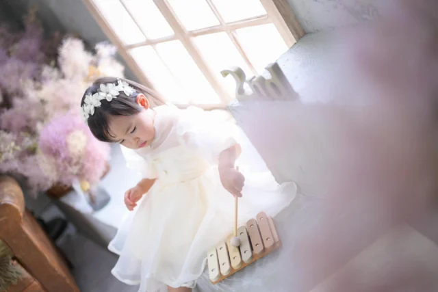 2歳限定の「特別なご案内」💌

少しだけ写真を残したい！という方にぴったりの、通常の3分の1の価格で撮れるショートプラン🌟
 
 
【2歳バースデー特別プラン】
 価格： 11,000円（税込）
 内容：10カットデータ（衣装1着レンタル無料👗）
 ※ご本人様のみの撮影となりますので、ご家族やご兄弟写真の追加は不可となります🙇‍♀️

「家族や兄弟でも一緒に撮りたい！」「もっとたくさん写真を残したい！」という方は、通常のバースデープラン（50カット 33,000円）での撮影ももちろん可能です✨
お好みに合わせて選んでくださいね！
 
「2歳ならでは」の姿を可愛く残しませんか？📸
 
 
 #バースデーフォト  #2歳バースデー  #豊橋フォトスタジオ  #愛知フォトスタジオ  #フォトスタジオミンミ