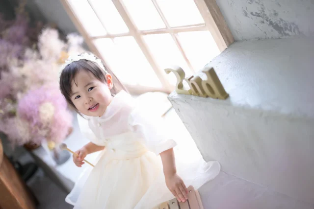 ．
2歳限定の「特別なご案内」💌

少しだけ写真を残したい！という方にぴったりの、通常の3分の1の価格で撮れるショートプラン🌟
 
 
【2歳バースデー特別プラン】
 価格： 11,000円（税込）
 内容：10カットデータ（衣装1着レンタル無料👗）
 ※ご本人様のみの撮影となりますので、ご家族やご兄弟写真の追加は不可となります。

「家族や兄弟でも一緒に撮りたい！」「もっとたくさん写真を残したい！」という方は、通常のバースデープラン（50カット 33,000円）での撮影ももちろん可能です✨
お好みに合わせて選んでくださいね！
 
「2歳ならでは」の姿を可愛く残しませんか？📸
 
 
 #バースデーフォト  #2歳バースデー  #豊橋フォトスタジオ  #愛知フォトスタジオ  #フォトスタジオミンミ