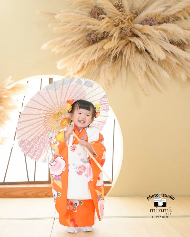 ．
 
🌟七五三フォト🌟
 
ニコニコ笑顔がとっても素敵✨️
オレンジのお着物がとっても似合う🌼
 
studio｜シュシュ
photographer｜ @mi_minmi125 
﹏﹏﹏﹏﹏﹏﹏﹏﹏﹏﹏﹏﹏﹏﹏﹏﹏﹏﹏﹏﹏﹏﹏﹏﹏﹏
 
今なら2人一緒に七五三撮影をしたい方に向けた、
プラン兄弟メインシェアコースがお得な価格で撮影できます✨️
 
〖プランの特典〗
①家族撮影が無料！
②再撮影が無料！！※データお渡し後は対象外
③和装、洋装1着ずつレンタル
④新作衣装追加料金なし
⑤足袋もレンタル無料！！
 
ご予約お待ちしてます🌿‎𓂃 𓈒𓏸
 
 
 #フォトスタジオミンミ  #愛知フォトスタジオ  #豊橋フォトスタジオ  #七五三フォト  #七五三撮影