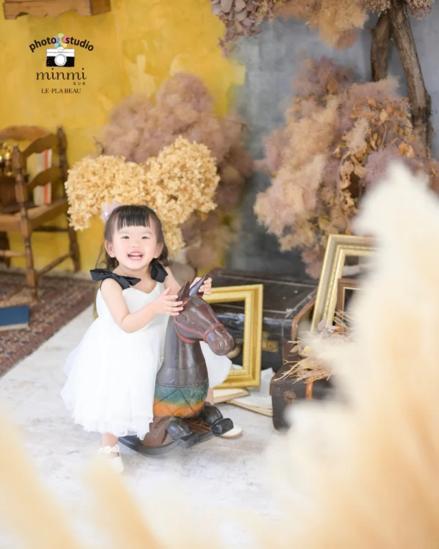 ．
 
🌟七五三フォト🌟
 
ニコニコ笑顔がとっても素敵✨️
オレンジのお着物がとっても似合う🌼
 
studio｜シュシュ
photographer｜ @mi_minmi125 
﹏﹏﹏﹏﹏﹏﹏﹏﹏﹏﹏﹏﹏﹏﹏﹏﹏﹏﹏﹏﹏﹏﹏﹏﹏﹏
 
今なら2人一緒に七五三撮影をしたい方に向けた、
プラン兄弟メインシェアコースがお得な価格で撮影できます✨️
 
〖プランの特典〗
①家族撮影が無料！
②再撮影が無料！！※データお渡し後は対象外
③和装、洋装1着ずつレンタル
④新作衣装追加料金なし
⑤足袋もレンタル無料！！
 
ご予約お待ちしてます🌿‎𓂃 𓈒𓏸
 
 
 #フォトスタジオミンミ  #愛知フォトスタジオ  #豊橋フォトスタジオ  #七五三フォト  #七五三撮影