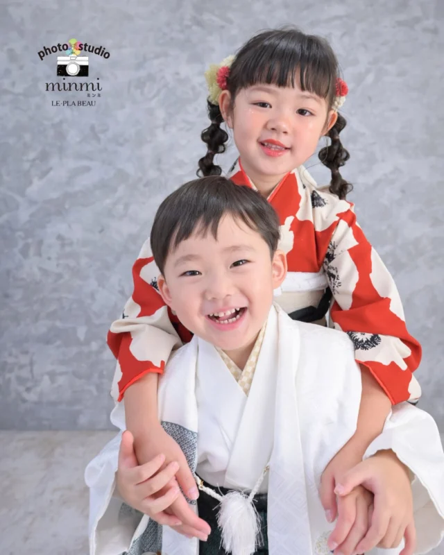 ．
 
🌻七五三フォト🌻
 
ニコニコ笑顔がとっても可愛らしい2人🌼
姉弟2人の仲良しショットもとっても素敵✨
 
studio｜シュシュ
photographer｜ @taka.studiominmi 
﹏﹏﹏﹏﹏﹏﹏﹏﹏﹏﹏﹏﹏﹏﹏﹏﹏﹏﹏﹏﹏﹏﹏﹏﹏﹏
 
今なら2人一緒に七五三撮影をしたい方に向けた、
プラン兄弟メインシェアコースがお得な価格で撮影できます✨️
 
〖プランの特典〗
①家族撮影が無料！
②再撮影が無料！！※データお渡し後は対象外
③和装、洋装1着ずつレンタル
④新作衣装追加料金なし
⑤足袋もレンタル無料！！
 
ご予約お待ちしてます🌿‎𓂃 𓈒𓏸
 
 
 #フォトスタジオミンミ  #愛知フォトスタジオ  #豊橋フォトスタジオ  #七五三フォト  #七五三撮影
