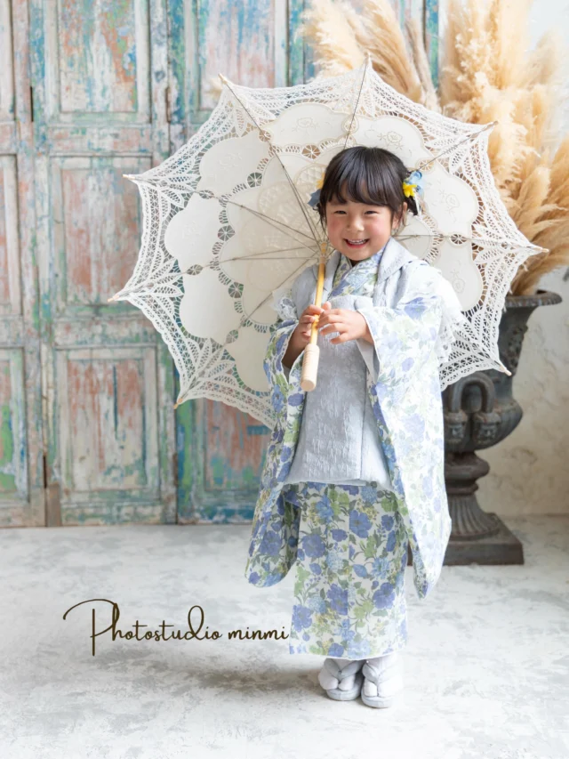 753 photo𓂃◌𓈒
3歳の753撮影です📷ˎˊ˗
⁡
⁡とってもニコニコ笑顔が可愛くて水色の新作ドレスを可愛く着こなしてくれました🐳

撮影にお越しいただきありがとうございました🫶🏽🫧
 

ミンミではお子様のお着物だけではなく

お母様　お父様のお着物もご用意しております✨✨

七五三撮影や、お宮参り撮影でご家族みんなでお着物着ることも可能です😇

もちろんお家にお着物がある方も
お持ち込み頂ければお着付け可能となっております🙆‍♂️

お着付け代【お着物のレンタル料込み】で¥5,500‼️

お母様などはお着付けだけではなく、ヘアセットやメイクなどもできます💄

気になる方はお気軽にお電話やLINEからお問い合わせ可能となっております🙊

studio 𓂃 シエロstudio
—————————————————————

ご予約方法
Web: https://photostudio-minmi.com/
tell:0533-56-2806
⁡
〒442-0033
愛知県豊川市豊川町遠通2番地14
⁡
定休日:水曜日
—————————————————————————
#フォト #フォトスタジオ#写真館 #753#753撮影 753ヘア 753前撮り 7歳 ５歳 3歳photo フォトウェディング バースデー バースデーフォト バースデー撮影 ニューボンお宮参り ハーフ成人式 振袖 振袖レンタル フォトスタジオ愛知フォトスタジオ豊川七五三撮影