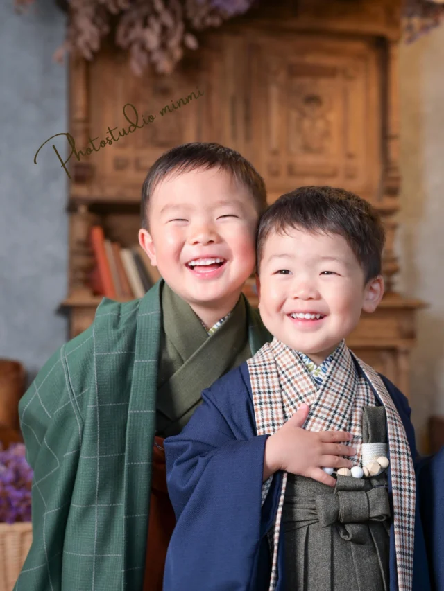 ⁡
5歳さん3歳さんの753 photo🎞
シャボン玉が大好きな兄弟さん🫧とっても仲良く撮影できました🥰
ニコニコ笑顔が可愛すぎてスタッフ一同メロメロでした🥰
着物の色違いの帽子✖️眼鏡も似合ってて素敵でした🥳
撮影にお越しいただきありがとうございました🙇‍♀️✨
⁡

２人一緒に七五三撮影をしたい方に向けたプラン兄弟メインシェアコースがおすすめです！😌

お子様のソロの写真はいらないけど、兄弟写真の時だけ一緒に写りたい方は
和装→¥５,５００
洋装→¥１,６５０　　こちらでのご案内が可能となっております🌼
⁡
⁡
photo studio𓂃 @minmi_toyokawa 
studio 𓂃フェリスstudio

┈┈┈┈┈┈┈┈┈┈┈┈┈┈┈┈┈┈┈┈
⁡
七五三撮影では着物を1着、洋装を1着を着て撮影して頂けれます🌷🌷
⁡
↓↓プランの特典↓↓
❶家族撮影無料‼︎
❷再撮影無料‼︎※データお渡し後は対象外
❸和装　洋装1着ずつ
❹新作衣装追加料金なし
❺足袋もレンタル無料‼︎
⁡
ご予約お待ちしております🫶
⁡
—————————————————————
ご予約方法
Web: https://photostudio-minmi.com/
tell:0533-56-2806
⁡
〒442-0033
愛知県豊川市豊川町遠通2番地14
⁡
定休日:水曜日
—————————————————————————
#フォト #フォトスタジオ#写真館 #753#753撮影 753ヘア 753前撮り 7歳 ５歳 3歳photo フォトウェディング バースデー バースデーフォト バースデー撮影 ニューボンお宮参り ハーフ成人式 振袖 振袖レンタル フォトスタジオ愛知フォトスタジオ豊川七五三撮影