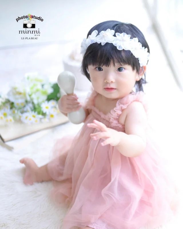 ．⁡
🌈バースデーフォト🌈
 
 
ドレスがとっても似合っててかわいい🎀
パパママとのスリーショットもとっても素敵🌷
 
studio｜シュシュ
photographer｜ @mi_minmi125 
﹏﹏﹏﹏﹏﹏﹏﹏﹏﹏﹏﹏﹏﹏﹏﹏﹏﹏﹏﹏﹏﹏﹏﹏﹏﹏
 

 
〖プランの特典〗
①家族撮影が無料！
②再撮影が無料！！※データお渡し後は対象外
③洋装2着レンタル！

 ご希望の方はスマッシュケーキも出来ますので
お気軽にお問い合わせください🌼*･
ご予約お待ちしてます🌿‎𓂃 𓈒𓏸
 
 
 #フォトスタジオミンミ  #愛知フォトスタジオ  #豊橋フォトスタジオ  #バースデー  #バーズデー 撮影