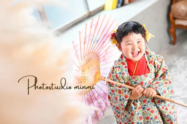3歳さん 753Photo ‼︎
⁡
ニコニコ笑顔が可愛すぎてスタッフ一同メロメロです🥰
シャボン玉をふくのがすごく上手すぎてプロでした！
着物とドレスでは雰囲気がガラッと変わってとっても可愛かったです！
⁡
photo studio𓂃 @minmi_toyokawa 
photographer 𓂃 @mocchan_minmi 
studio 𓂃 シエロstudio
⁡
⁡
⁡
┈┈┈┈┈┈┈┈┈┈┈┈┈┈┈┈┈┈┈┈
⁡
ご予約大変埋まりやすくなっております🌼
⁡
七五三撮影では着物を1着、洋装を1着を着て撮影して頂けれます🌷
⁡
↓↓プランの特典↓↓
❶家族撮影無料‼︎
❷再撮影無料‼︎※データお渡し後は対象外
❸和装　洋装1着ずつ
❹新作衣装追加料金なし
❺足袋もレンタル無料‼︎
⁡
ご予約お待ちしております‼︎
⁡
—————————————————————
ご予約方法
Web: https://photostudio-minmi.com/
tell:0533-56-2806
⁡
〒442-0033
愛知県豊川市豊川町遠通2番地14
⁡
定休日:水曜日
————————————————————— 

#フォト #フォトスタジオ#写真館 #753#753撮影 753ヘア 753前撮り 7歳 ５歳 3歳photo フォトウェディング バースデー バースデーフォト バースデー撮影 ニューボンお宮参り ハーフ成人式 振袖 振袖レンタル フォトスタジオ愛知フォトスタジオ豊川七五三撮影