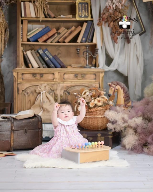 ．⁡
🎀1stバースデーフォト🎀
 
 
ニコニコ笑顔と後ろ姿がとってもキュート🧸
仲良し家族の素敵なお写真も✨️
 
studio｜ボーテ
photographer｜ @mi_minmi125 
﹏﹏﹏﹏﹏﹏﹏﹏﹏﹏﹏﹏﹏﹏﹏﹏﹏﹏﹏﹏﹏﹏﹏﹏﹏﹏
 

 
〖プランの特典〗
①家族撮影が無料！
②再撮影が無料！！※データお渡し後は対象外
③洋装2着レンタル！

 ご希望の方はスマッシュケーキも出来ますので
お気軽にお問い合わせください🌼*･
ご予約お待ちしてます🌿‎𓂃 𓈒𓏸
 
 
 #フォトスタジオミンミ  #愛知フォトスタジオ  #豊橋フォトスタジオ  #１歳誕生日 #1歳バースデー