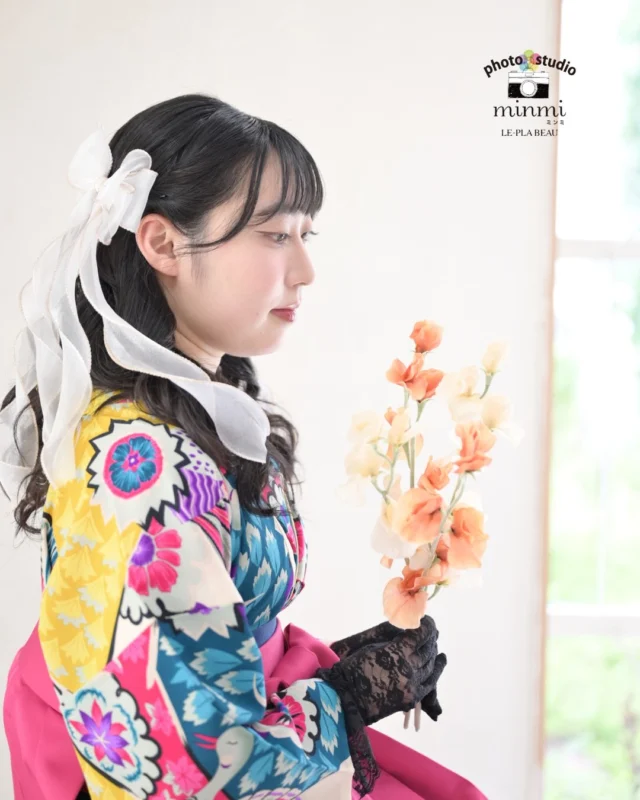 ．⁡
🌸卒業袴フォト🌸
 
 ビビットカラーのお着物がとっても似合う✨️
自分らしさある素敵なショットが撮れました！

 
studio｜シュシュ
photographer｜ @taka.studiominmi 
﹏﹏﹏﹏﹏﹏﹏﹏﹏﹏﹏﹏﹏﹏﹏﹏﹏﹏﹏﹏﹏﹏﹏﹏﹏﹏

⁡前撮り、後撮り大歓迎❁⃘*.ﾟ
ご予約お待ちしてます🌿‎𓂃 𓈒𓏸
 
 
 #フォトスタジオミンミ  #愛知フォトスタジオ  #豊橋フォトスタジオ  #卒業袴 #卒業