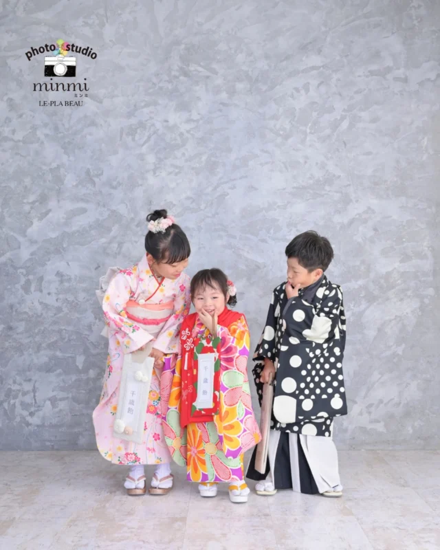 ．
 
🌿七五三フォト🌿
 
仲良しの3兄妹👀
みんなおめでとう🌷
 
studio｜シュシュ
photographer｜ @taka.studiominmi 

﹏﹏﹏﹏﹏﹏﹏﹏﹏﹏﹏﹏﹏﹏﹏﹏﹏﹏﹏﹏﹏﹏﹏﹏﹏﹏
 
今なら2人、3人一緒に七五三撮影をしたい方に向けた、
プラン兄弟メインシェアコースがお得な価格で撮影できます✨️
 
〖プランの特典〗
①家族撮影が無料！
②再撮影が無料！！※データお渡し後は対象外
③和装、洋装1着ずつレンタル
④新作衣装追加料金なし
⑤足袋もレンタル無料！！
 
ご予約お待ちしてます🌿‎𓂃 𓈒𓏸
 
 
 #フォトスタジオミンミ  #愛知フォトスタジオ  #豊橋フォトスタジオ  #七五三フォト  #七五三撮影