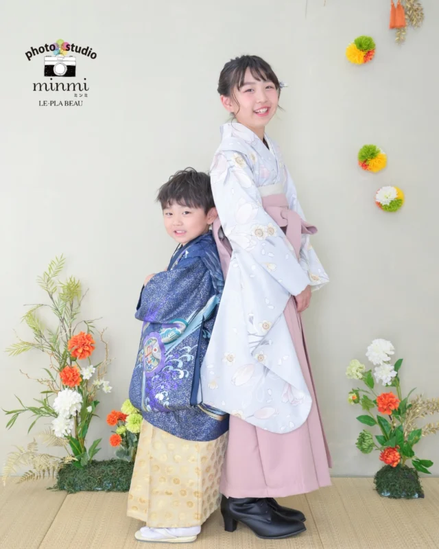 ．
 
🌿七五三フォト🌿
🌷二分の一成人🌷 

今回は七五三とハーフ成人を一緒に📸
ハーフ成人は、和装のみ撮影です🌟
 
studio｜パラディ
photographer｜ @taka.studiominmi 

﹏﹏﹏﹏﹏﹏﹏﹏﹏﹏﹏﹏﹏﹏﹏﹏﹏﹏﹏﹏﹏﹏﹏﹏﹏﹏
 
今なら2人、3人一緒に七五三撮影をしたい方に向けた、
プラン兄弟メインシェアコースがお得な価格で撮影できます✨️
 
〖プランの特典〗
①家族撮影が無料！
②再撮影が無料！！※データお渡し後は対象外
③和装、洋装1着ずつレンタル
④新作衣装追加料金なし
⑤足袋もレンタル無料！！
 
ご予約お待ちしてます🌿‎𓂃 𓈒𓏸
 
 
 #フォトスタジオミンミ  #愛知フォトスタジオ  #豊橋フォトスタジオ  #七五三フォト  #七五三撮影