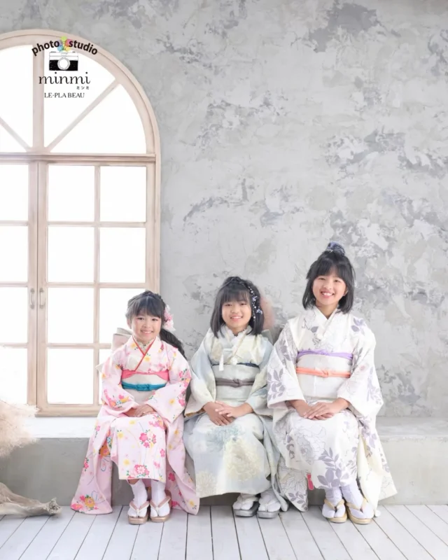 ．
 
🌷七五三フォト🌷
 
仲良しな3姉妹で👭✨
大好きな人形も一緒に📸🦊
 
studio｜ボーテ
photographer｜ @taka.studiominmi 
﹏﹏﹏﹏﹏﹏﹏﹏﹏﹏﹏﹏﹏﹏﹏﹏﹏﹏﹏﹏﹏﹏﹏﹏﹏﹏
 
今なら2人一緒に七五三撮影をしたい方に向けた、
プラン兄弟メインシェアコースがお得な価格で撮影できます✨️
 
〖プランの特典〗
①家族撮影が無料！
②再撮影が無料！！※データお渡し後は対象外
③和装、洋装1着ずつレンタル
④新作衣装追加料金なし
⑤足袋もレンタル無料！！
 
ご予約お待ちしてます🌿‎𓂃 𓈒𓏸
 
 
 #フォトスタジオミンミ  #愛知フォトスタジオ  #豊橋フォトスタジオ  #七五三フォト  #七五三撮影