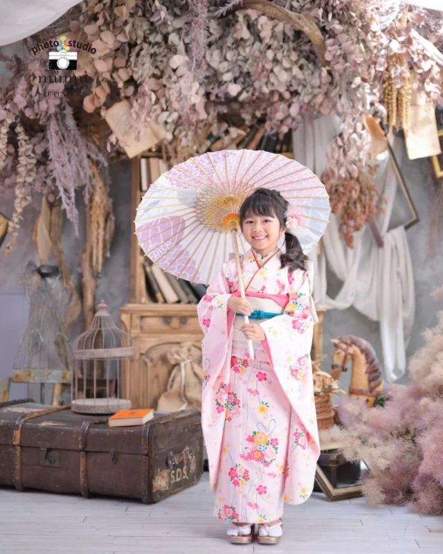 ．
 
🌷七五三フォト🌷
 
仲良しな3姉妹で👭✨
大好きな人形も一緒に📸🦊
 
studio｜ボーテ
photographer｜ @taka.studiominmi 
﹏﹏﹏﹏﹏﹏﹏﹏﹏﹏﹏﹏﹏﹏﹏﹏﹏﹏﹏﹏﹏﹏﹏﹏﹏﹏
 
今なら2人一緒に七五三撮影をしたい方に向けた、
プラン兄弟メインシェアコースがお得な価格で撮影できます✨️
 
〖プランの特典〗
①家族撮影が無料！
②再撮影が無料！！※データお渡し後は対象外
③和装、洋装1着ずつレンタル
④新作衣装追加料金なし
⑤足袋もレンタル無料！！
 
ご予約お待ちしてます🌿‎𓂃 𓈒𓏸
 
 
 #フォトスタジオミンミ  #愛知フォトスタジオ  #豊橋フォトスタジオ  #七五三フォト  #七五三撮影